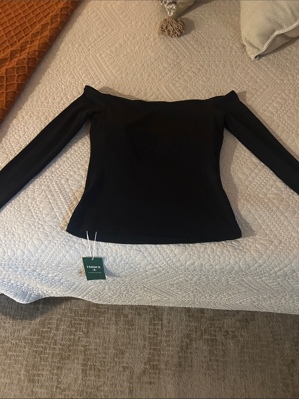 HALARA Black Off-the-Shoulder Long Sleeve Camisole